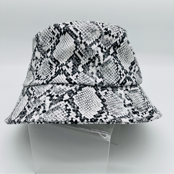 Urban Outfitters White & Black Snakeskin design Bucket Hat - Picture 4 of 6